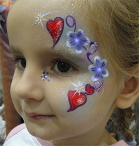 Kinderschminken-Herz-mit-Blumen-Kinderfest