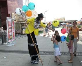Hallo-sagte-der-Stelzen-Clown-zu-allen-Besuchern-bei-der-Firme-Segmueller-in-Weiterstadt
