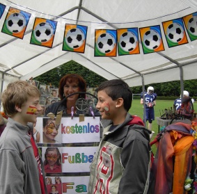 Ute Lange - Fanschminken beim Benefiz-Spiel für Behinderte auf der Bertramswiese in Frankfurt