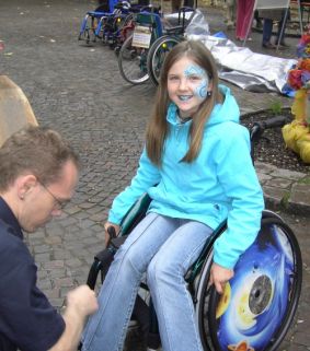 Event Ballon modellieren und Kinderschminken beim Fest für Körper und Sinne in Wiesbaden im Auftrag von KIZ