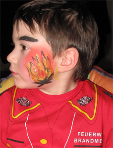 Kinderschminken-Feuerwehrmann-Held-Geschichte