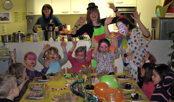 Kindergeburtstag-feiern-Darmstadt-Torte-essen