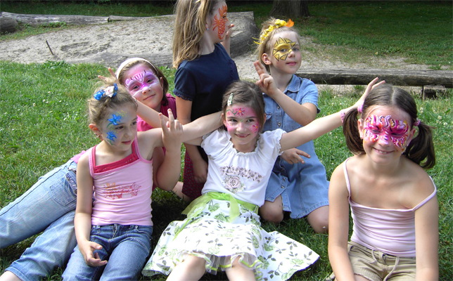 Kindergeburtstag-feiern-Darmstadt-buntes-Kinderschminken