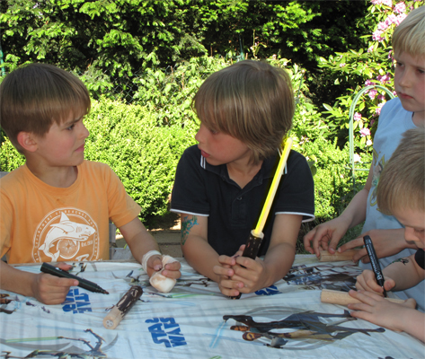 Kindergeburtstag-feiern-Taunusstein-Laser-Schwert-basteln