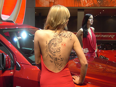 Bodypainting auf der IAA Frankfurt 2007 zur Weltpremiere des neuen Dodge 