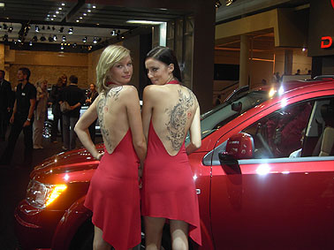 Bodypainting auf der IAA Frankfurt 2007 zur Weltpremiere des neuen Dodge 