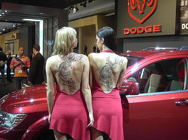 Bodypainting auf der IAA Frankfurt 2007 zur Weltpremiere des neuen Dodge 