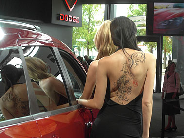 Bodypainting auf der IAA Frankfurt 2007 zur Weltpremiere des neuen Dodge 