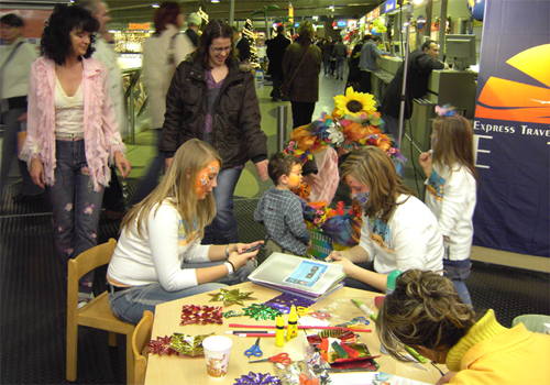 Weihnachtssterne--kreatives-Basteln-Frankfurt-Flughafen