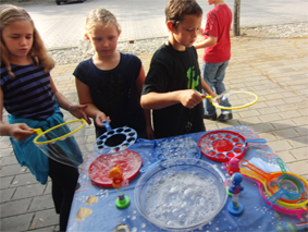 Spielanimation-mit-Seifenblasen-Station-Mannheim