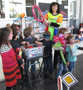 BMW-Euler-Frankfurt-Aktion-Frankfurt-schenkt-Freude-Kinderschminken-Ballons