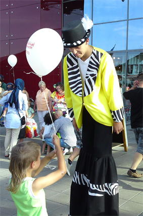 Stelzenclown-Ballonmodellage-Segmueller-Weiterstadt