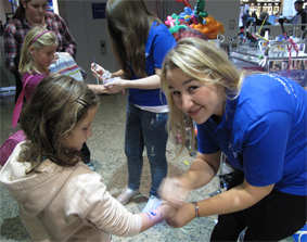 Kinderanmiation-Flughafen-Frankfurt-Glitzertattoos