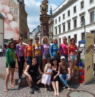 Bodypainting-Loewenmut-Gruppenbild-Brunnen