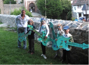 Kinderanimation-mit-Gitarren-basteln-auf-dem-ABBA-Festival-der-Firma-Merck-KG-auf-der-Burg-Frankenstein