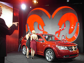 Bodypainting am Stand von Chrysler Dodge, bei der Weltpremiere des neuen Dodge Journey zu den Pressetagen der IAA Frankfurt 2007