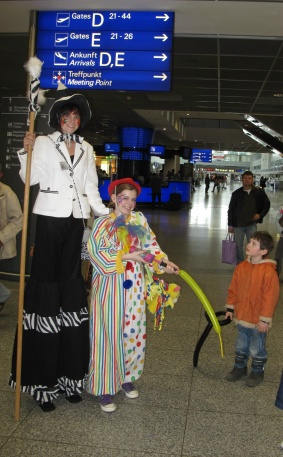 Mit-einem-Laecheln-in-die-Ferien-Veranstaltung-derBundespolizei-und-der-Fraport-am-Frankfurter-Flughafen