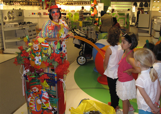 Mobilder-Luftballon-Stand-mit-Clown