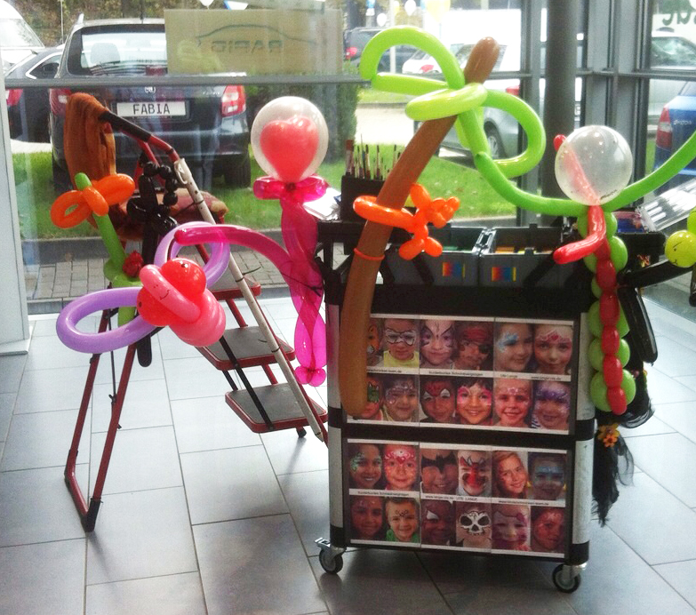 mobiler-Schminkstand-mit-Ballons